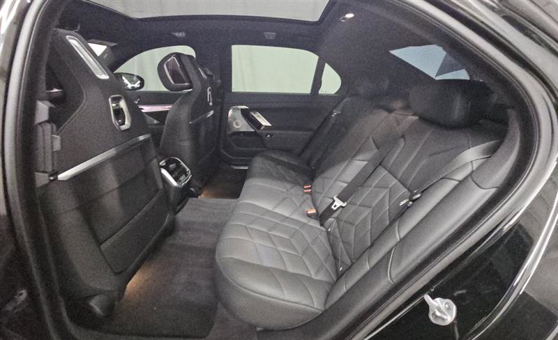 Used 2025 BMW 750e xDrive w/ Executive Package image 8