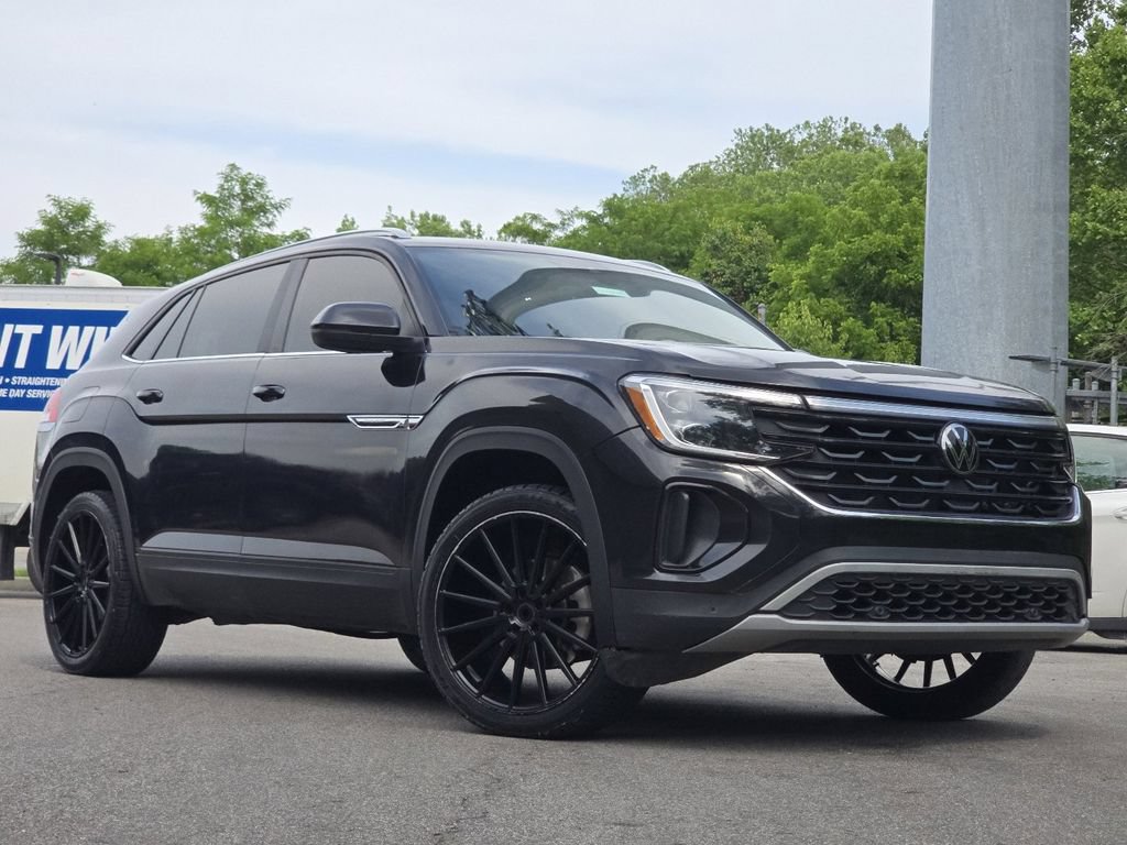 Used 2024 Volkswagen Atlas Cross Sport SE FWD image 2