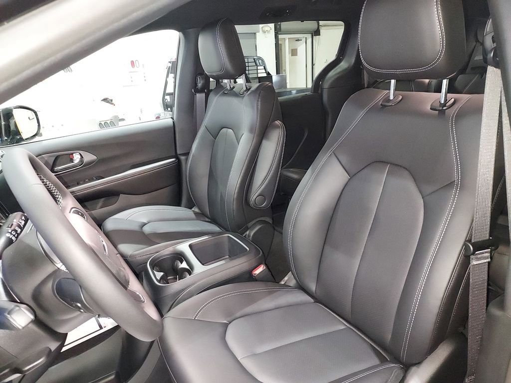 New 2026 Chrysler Pacifica Select image 17