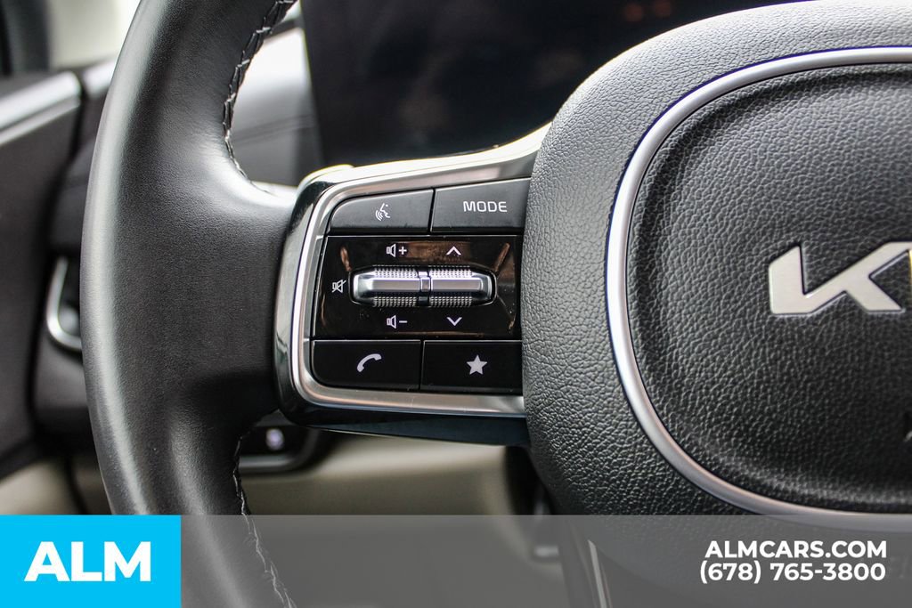 Used 2025 Kia Carnival EX image 29