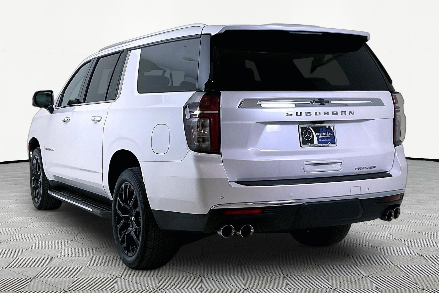 Used 2024 Chevrolet Suburban Premier w/ Premium Package 2 AWD/4WD image 4