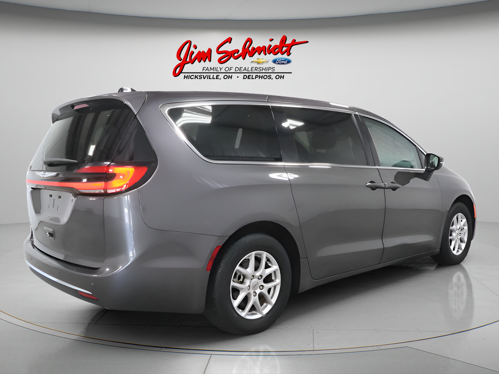 Used 2023 Chrysler Pacifica Touring-L FWD image 6