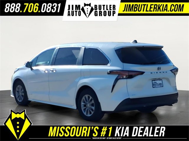 Used 2021 Toyota Sienna XLE image 2