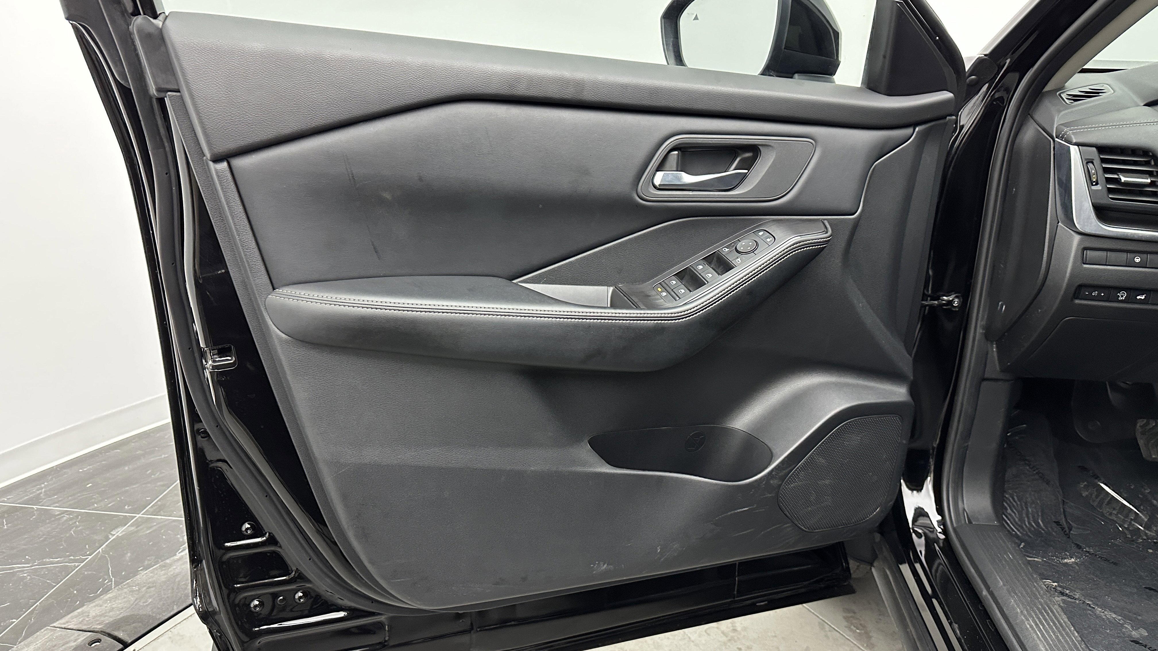 Used 2025 Nissan Rogue SV image 10