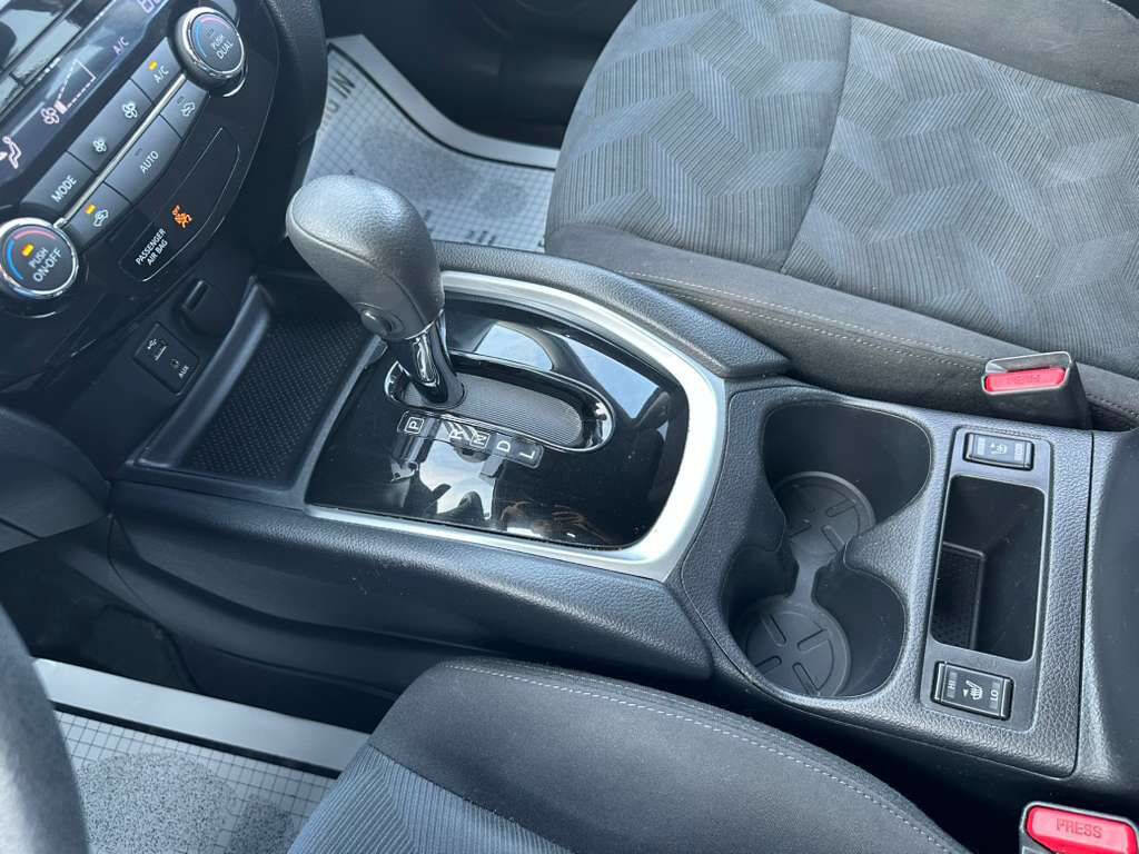 Used 2016 Nissan Rogue SV w/ SV Premium Package image 18