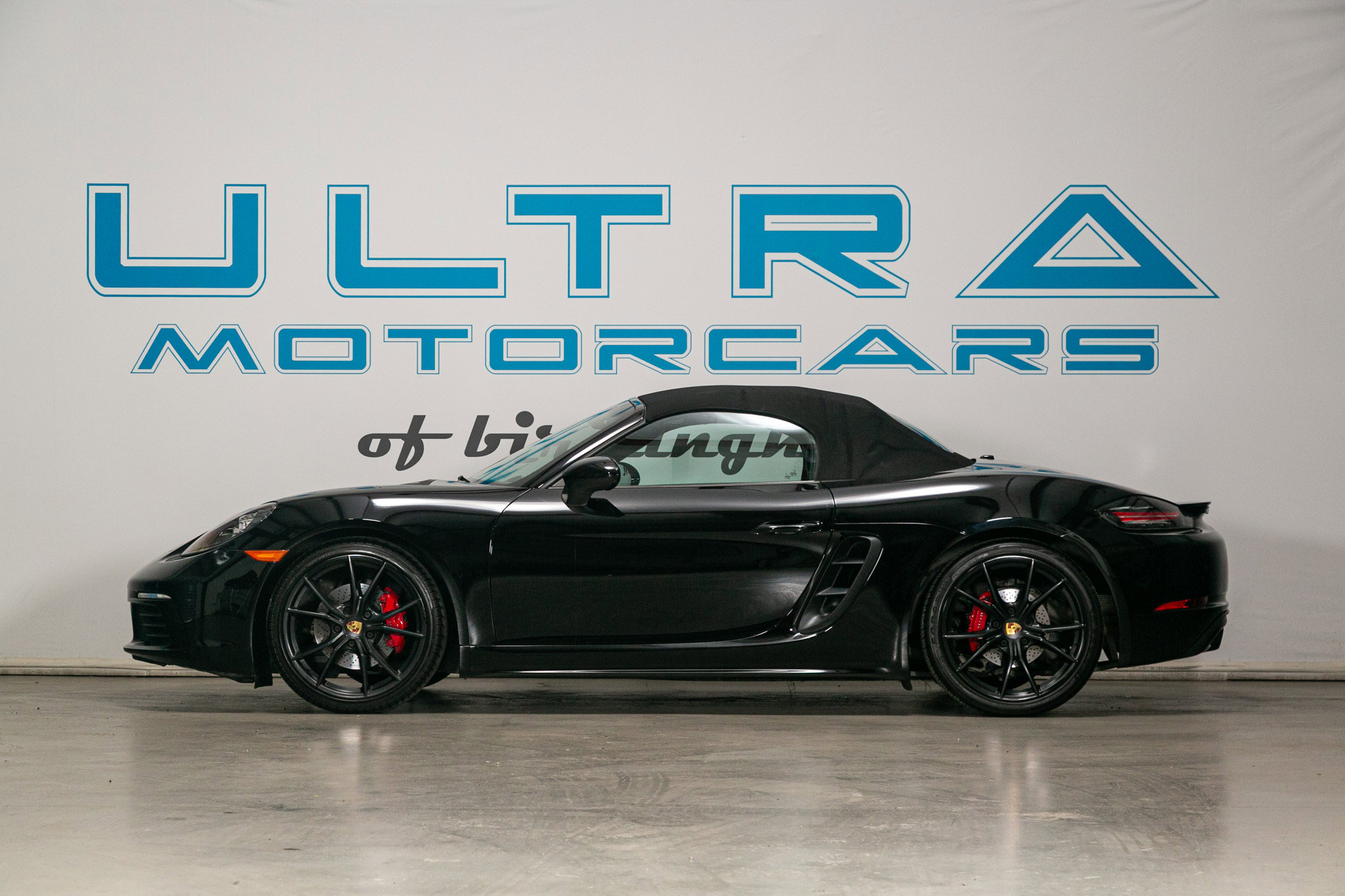 Used 2018 Porsche 718 Boxster Roadster w/ Sport Chrono Package image 3