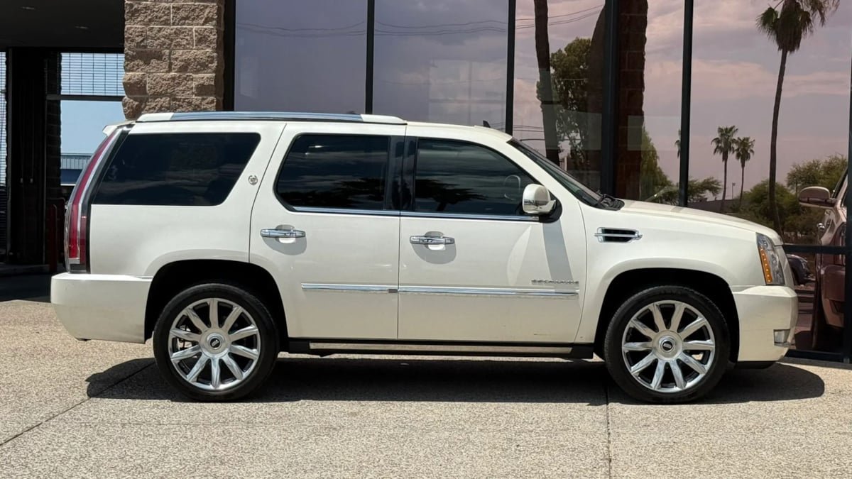 Used 2013 Cadillac Escalade Platinum AWD/4WD image 14
