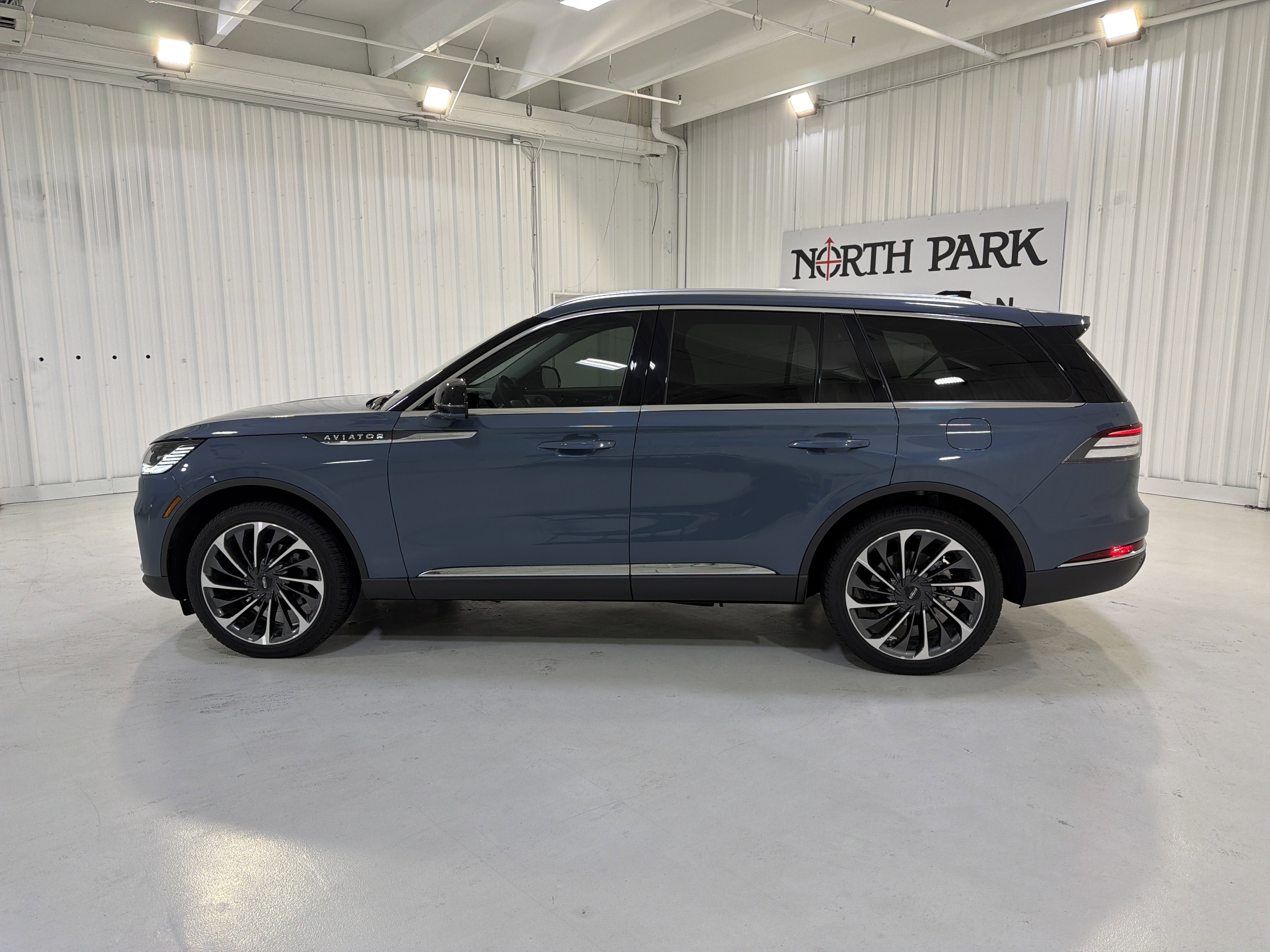 Used 2026 Lincoln Aviator Reserve AWD/4WD image 2