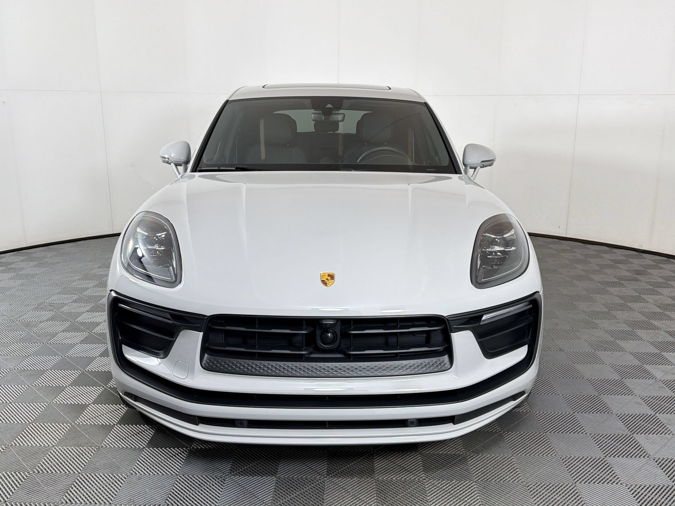 Certified 2025 Porsche Macan AWD/4WD image 7