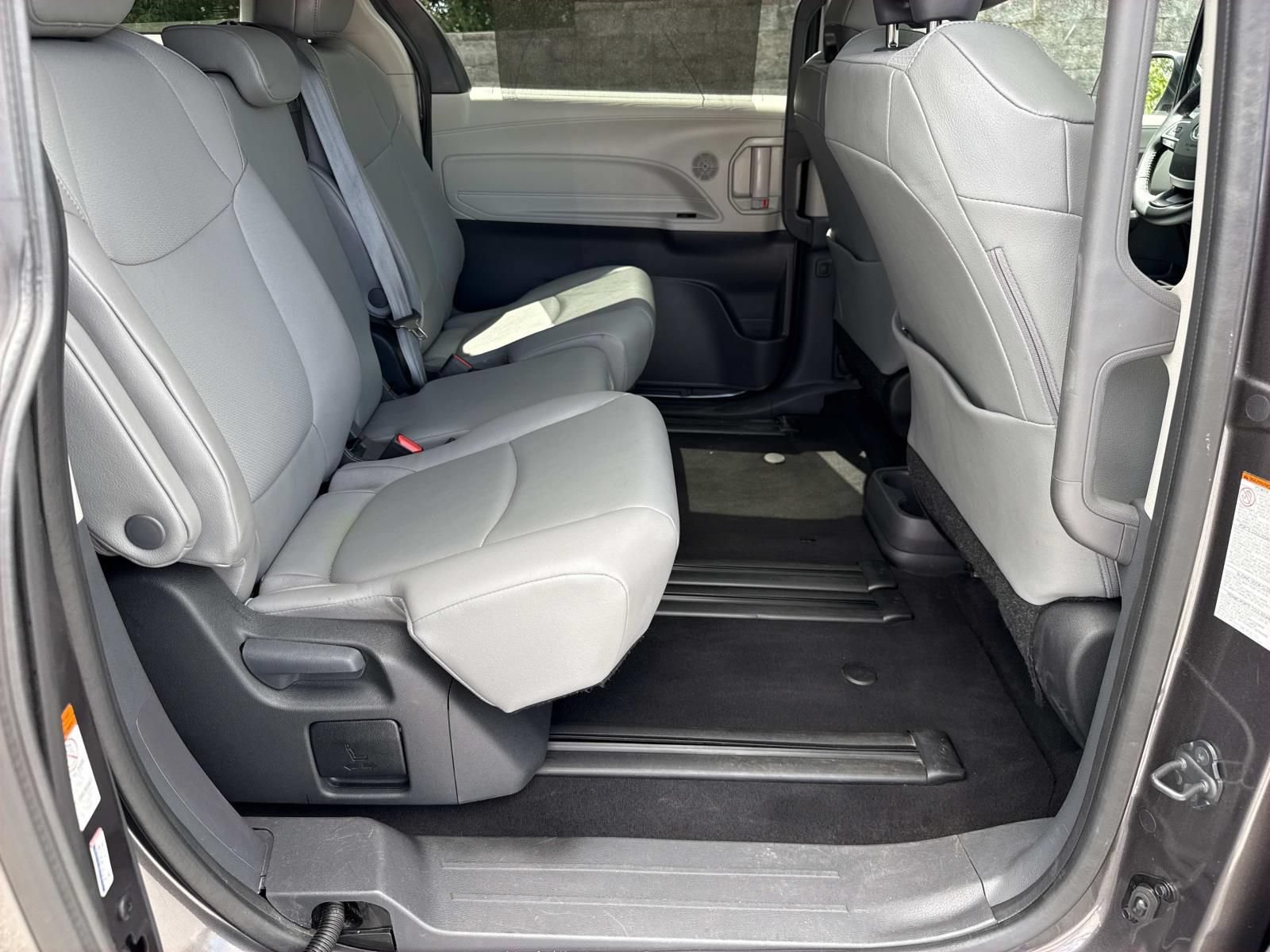 Used 2024 Toyota Sienna XLE FWD image 26