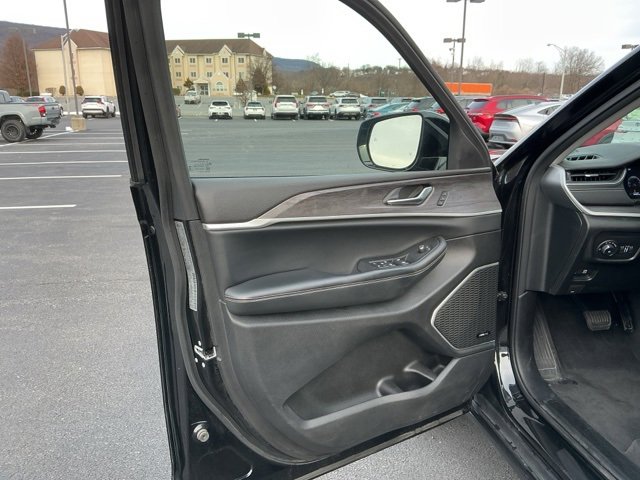 Used 2022 Jeep Grand Cherokee L Limited image 9