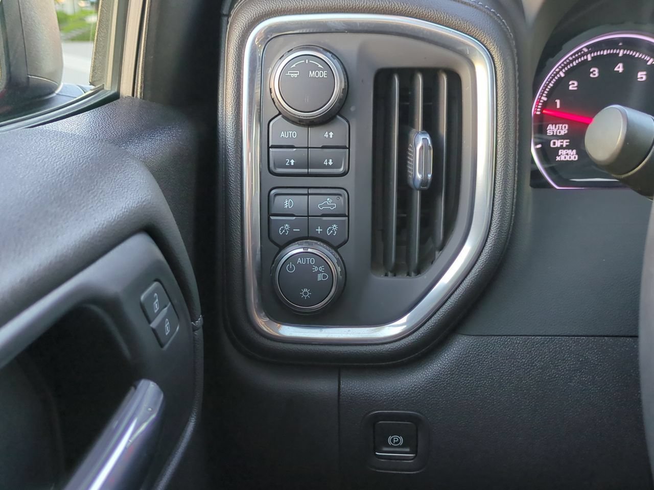 Used 2022 Chevrolet Silverado 1500 RST w/ Z71 Off-Road Package AWD/4WD image 17