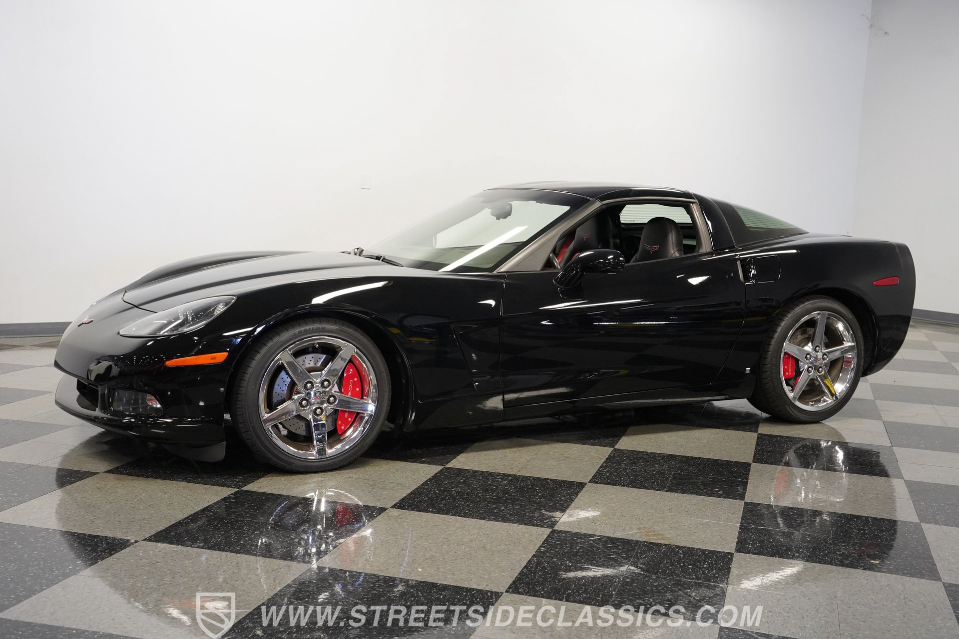 Used 2007 Chevrolet Corvette Coupe w/ Performance Package RWD image 7