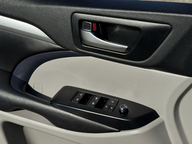 Used 2019 Toyota Highlander XLE image 16