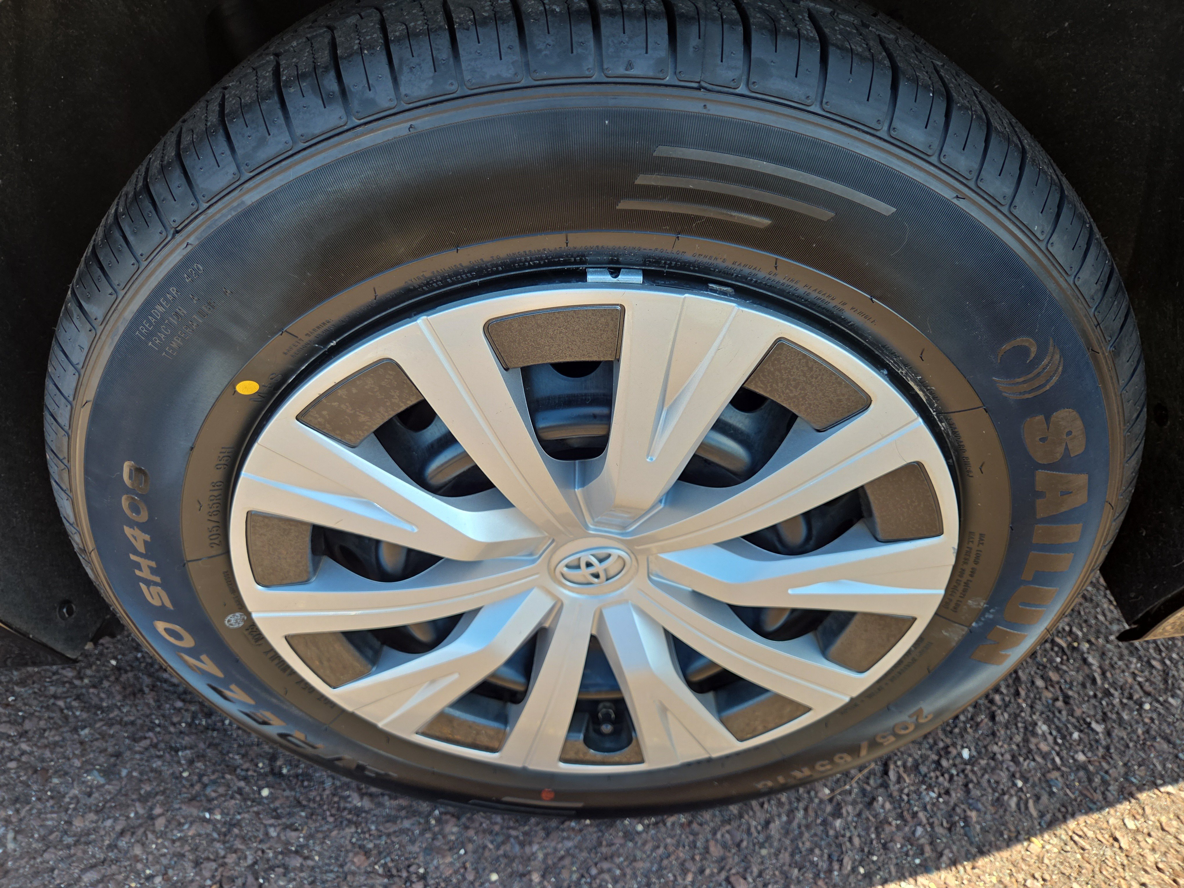 Used 2020 Toyota Camry LE FWD image 11