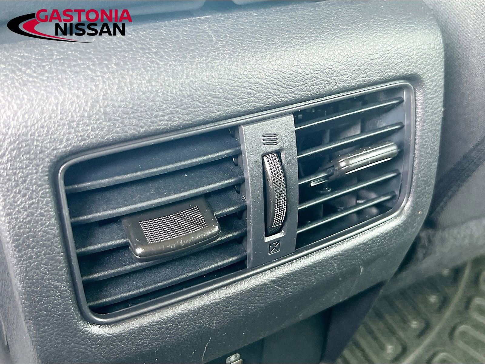 Used 2023 Nissan Rogue SV image 33