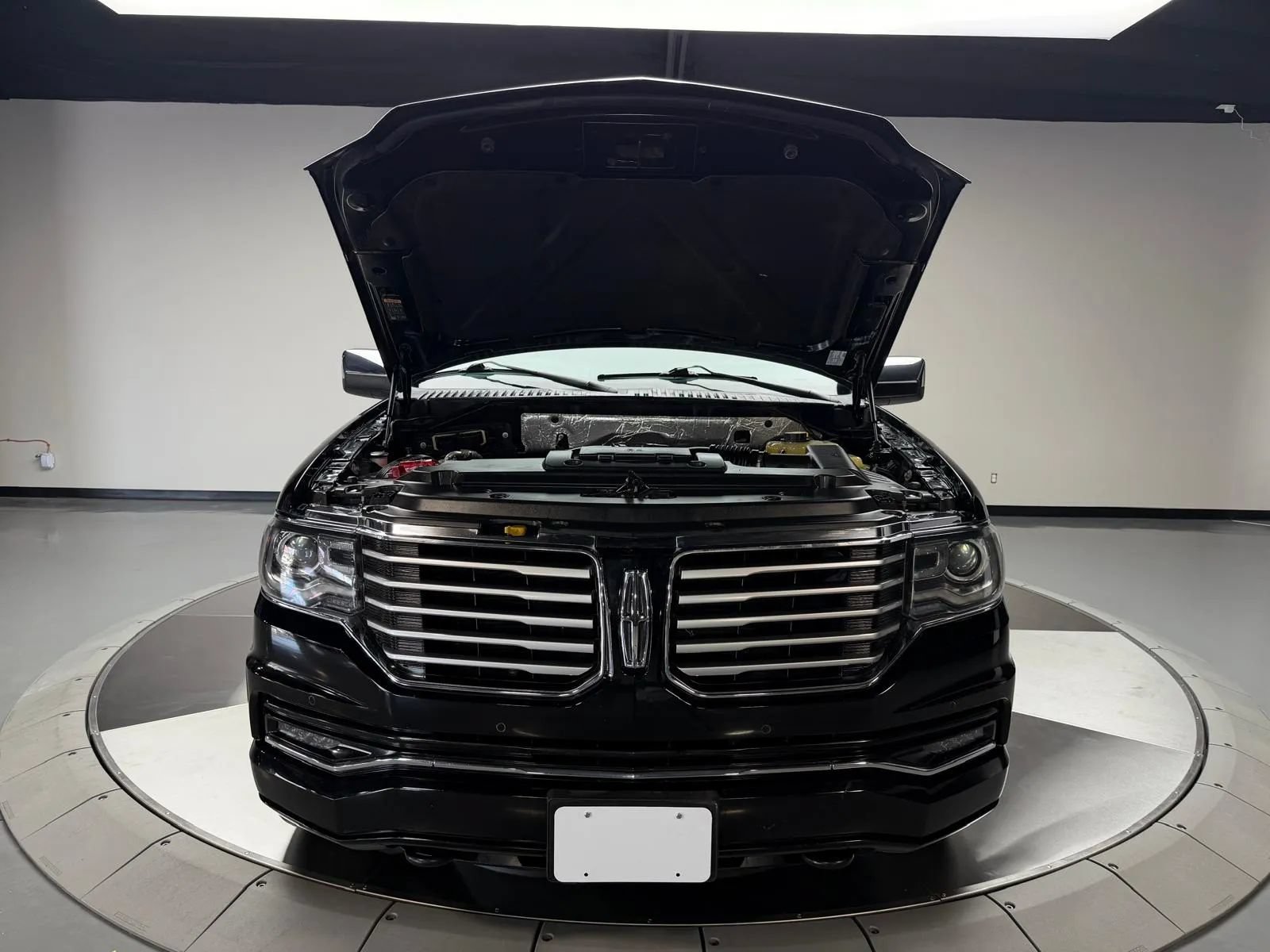 Used 2017 Lincoln Navigator L Select RWD image 7