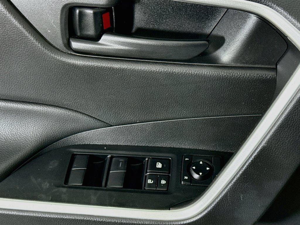 Certified 2022 Toyota RAV4 LE AWD/4WD image 22