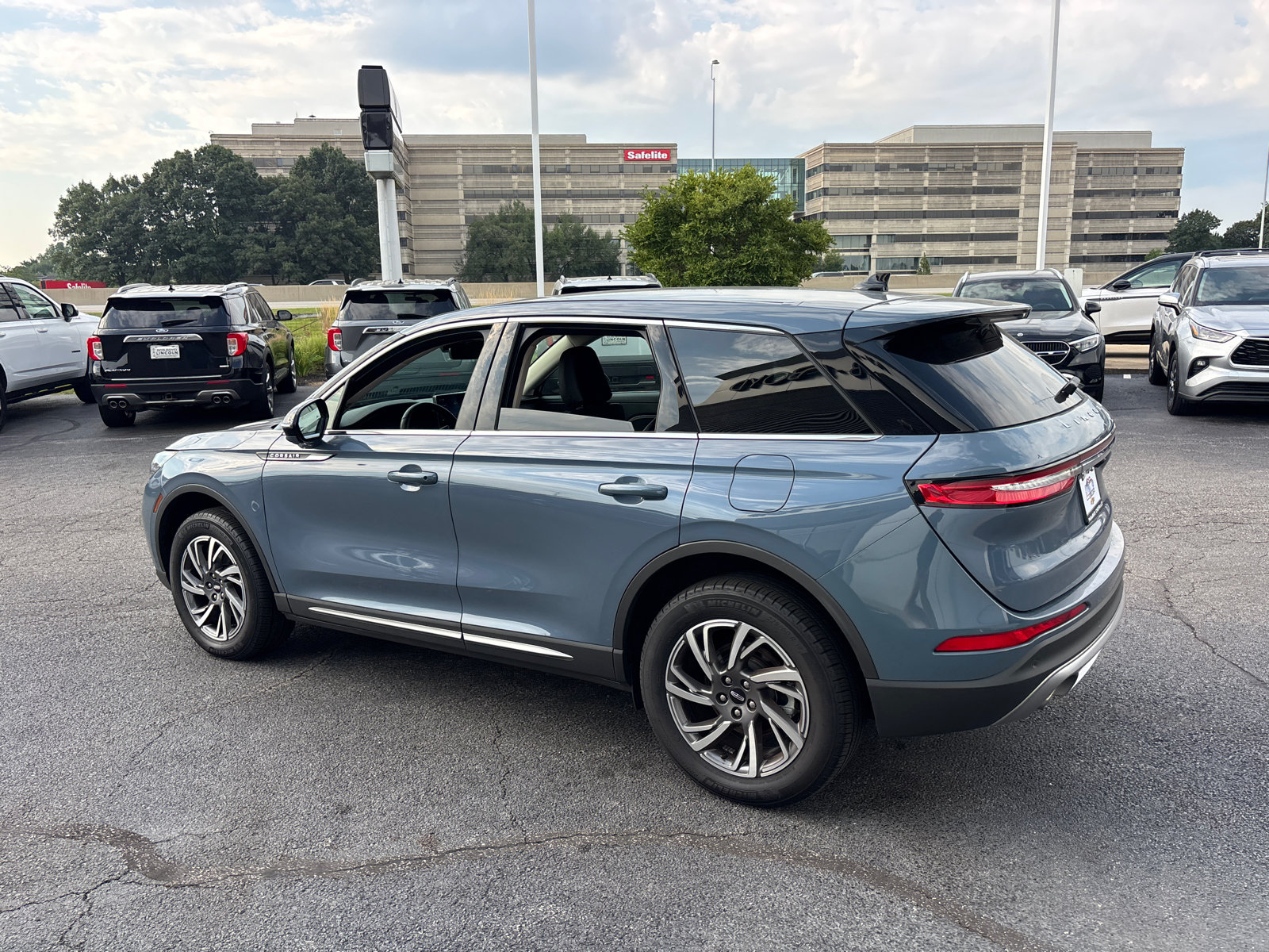 Used 2024 Lincoln Corsair AWD w/ Equipment Group 101A image 5