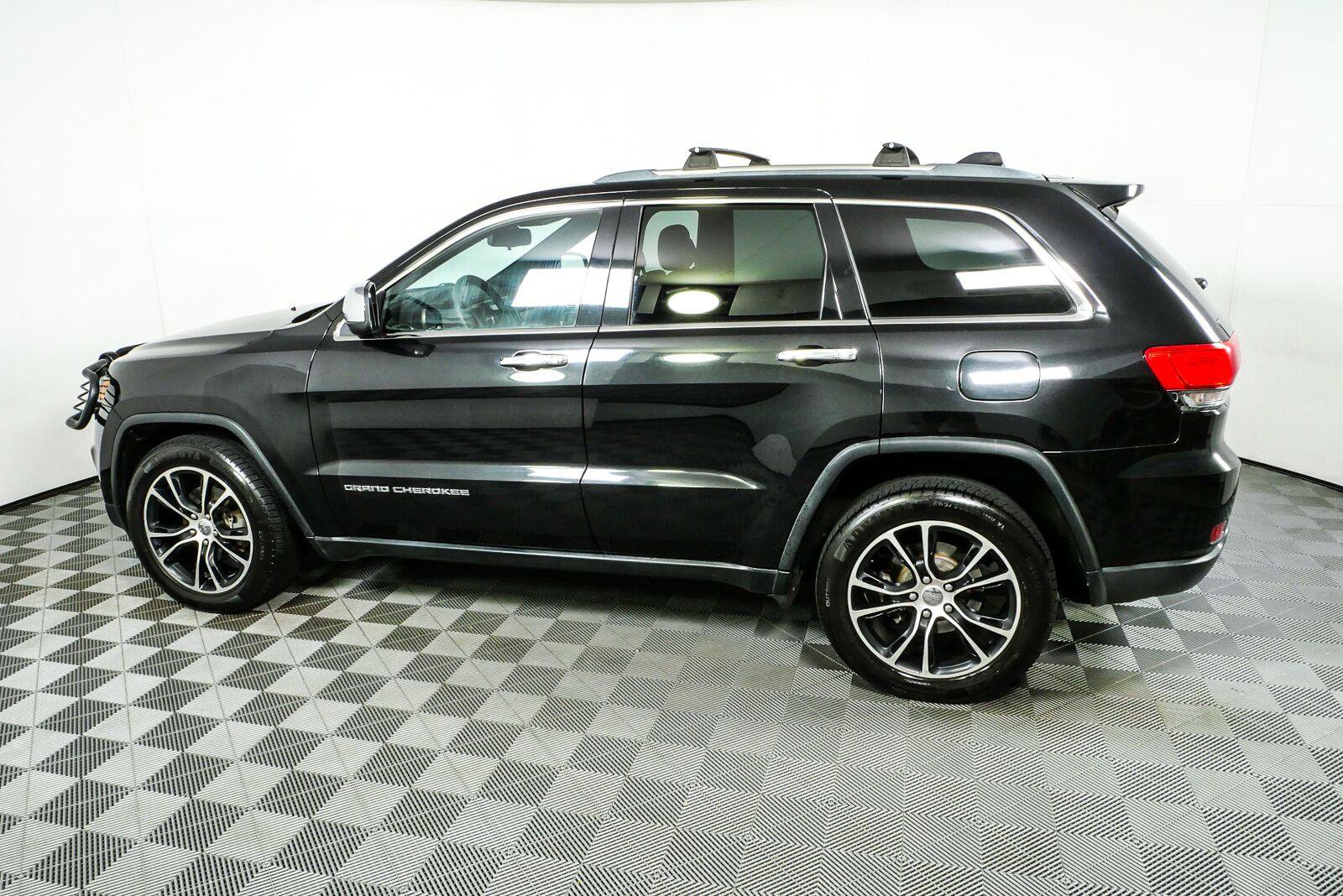 Used 2015 Jeep Grand Cherokee Laredo w/ Quick Order Package 23E RWD image 27