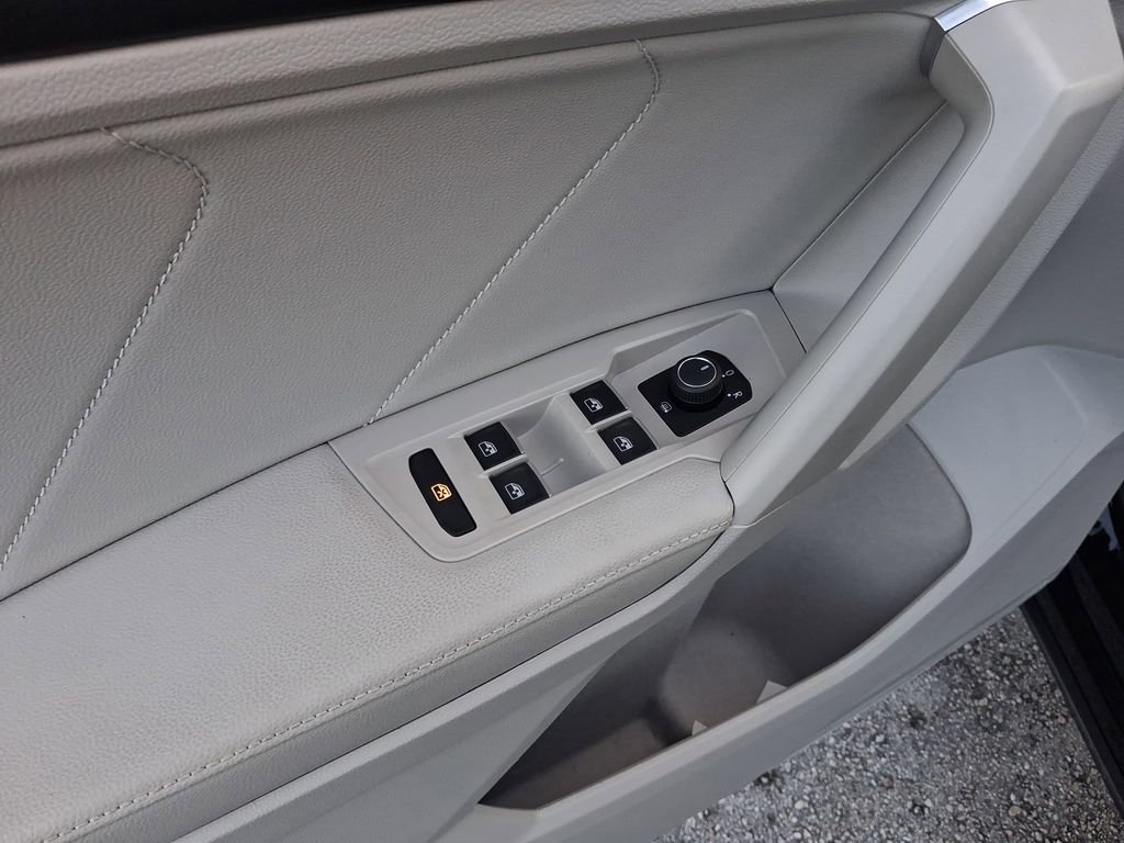 Used 2023 Volkswagen Tiguan SE R-Line image 17