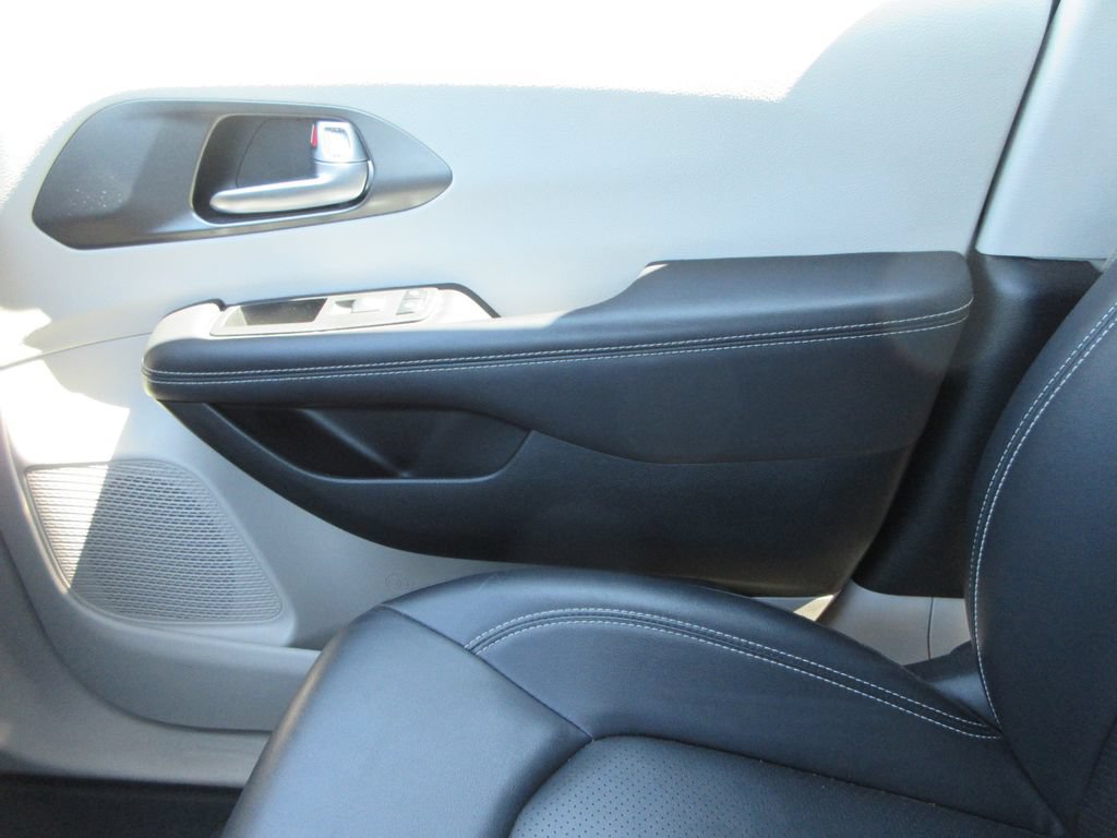 Used 2024 Chrysler Pacifica Touring-L FWD image 31