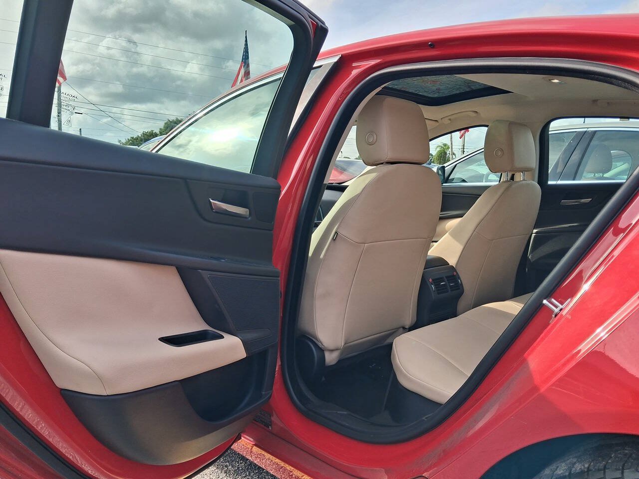 Used 2019 Jaguar XE Premium RWD image 15