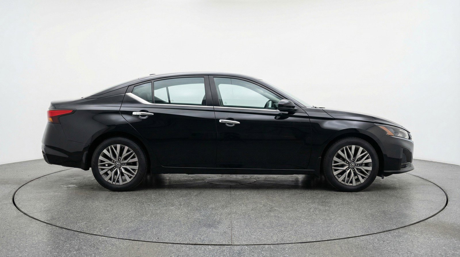 Used 2025 Nissan Altima 2.5 SV image 11