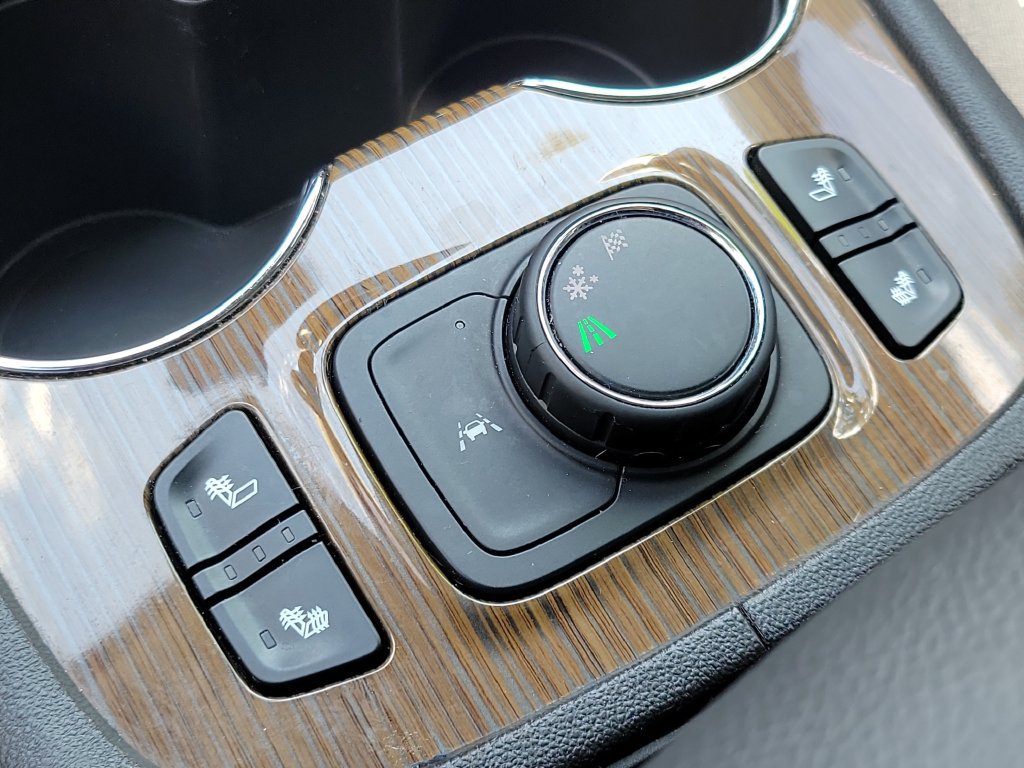 Used 2023 GMC Acadia SLE w/ Driver Convenience Package FWD image 30