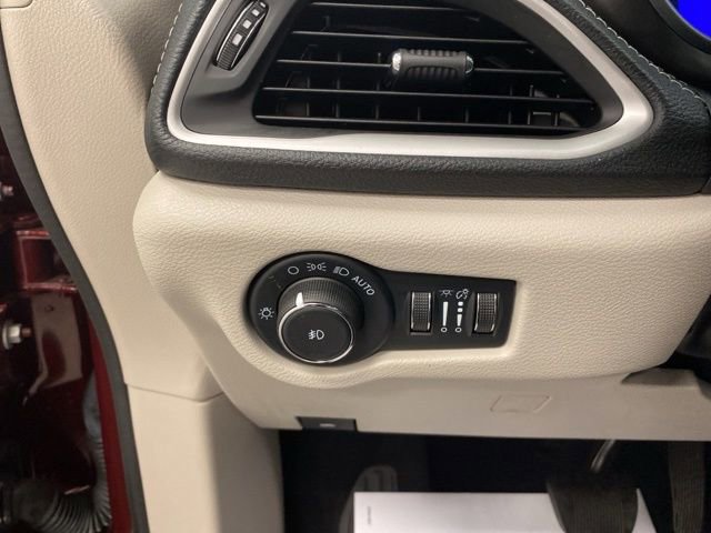 Used 2022 Chrysler Pacifica Touring-L image 18