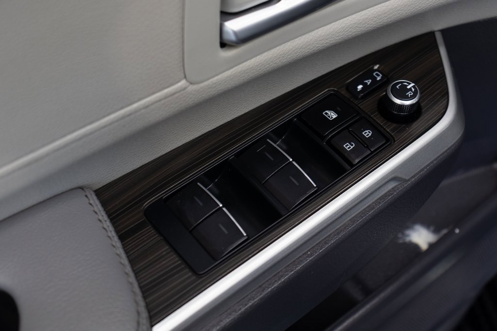 Used 2024 Toyota Sienna Limited image 16