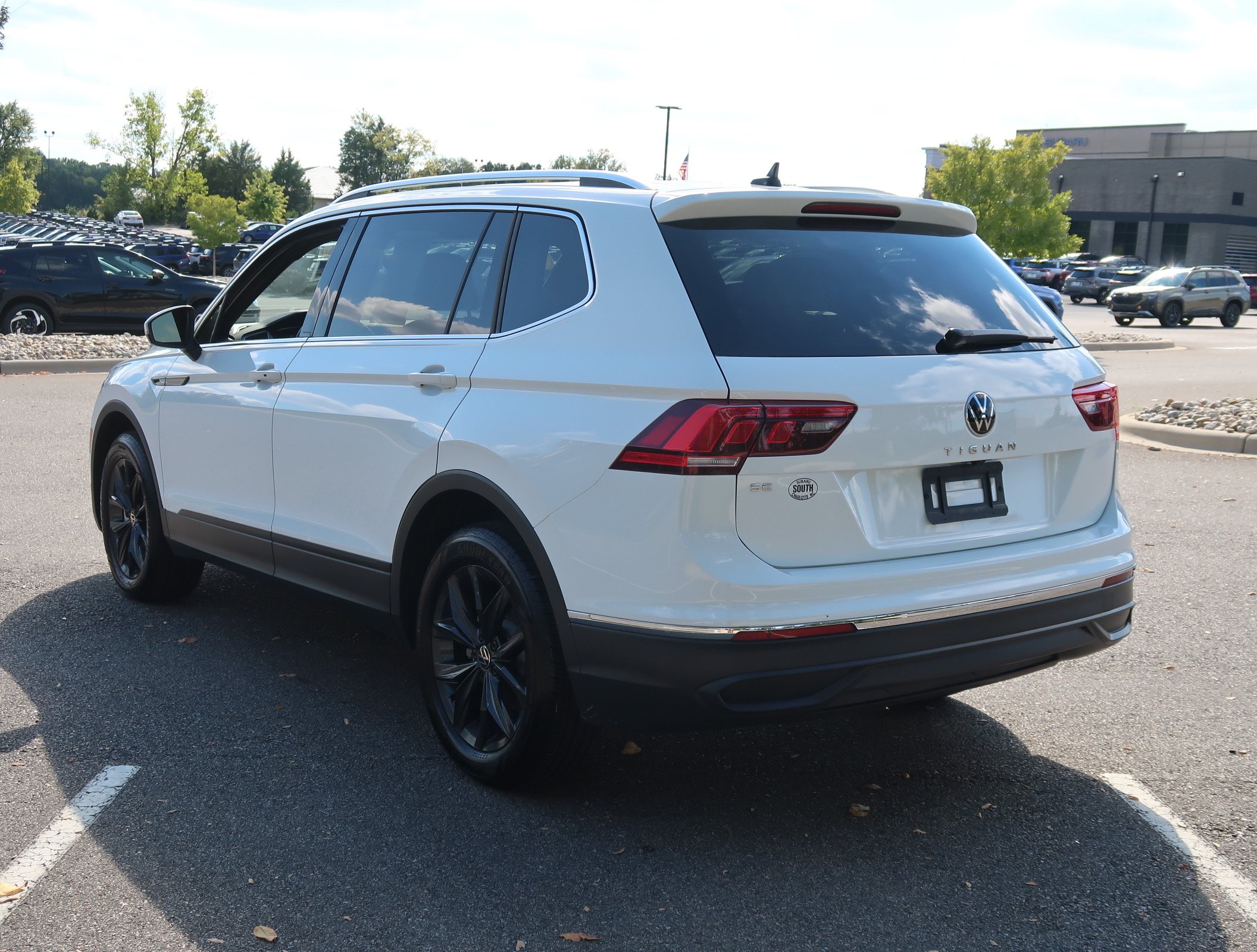 Used 2024 Volkswagen Tiguan SE FWD image 6