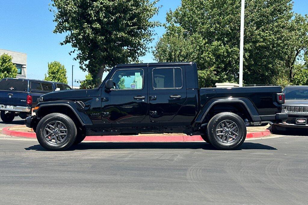 New 2026 Jeep Gladiator Sport AWD/4WD image 7