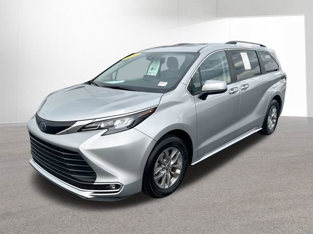 Used 2024 Toyota Sienna XLE image 1