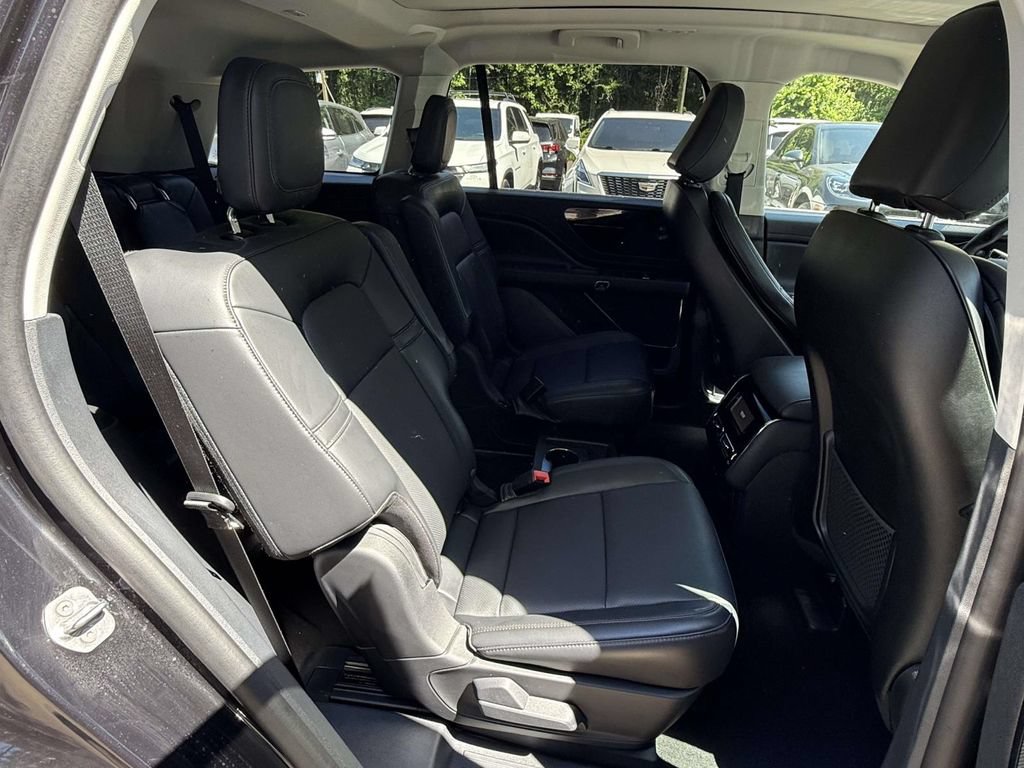 Used 2025 Lincoln Aviator AWD image 10