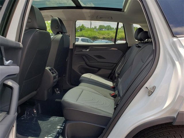 New 2025 Volkswagen Tiguan SE image 8