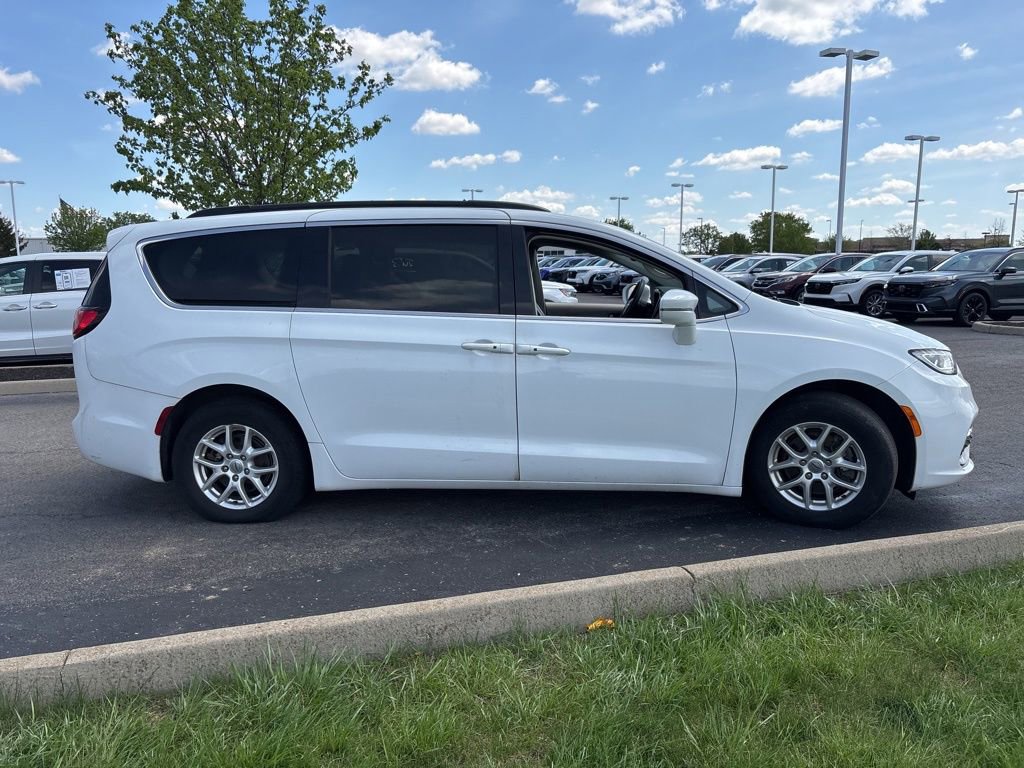 Used 2022 Chrysler Pacifica Touring-L FWD image 11