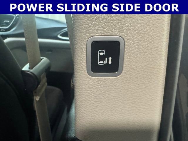 Used 2017 Chrysler Pacifica Touring image 38