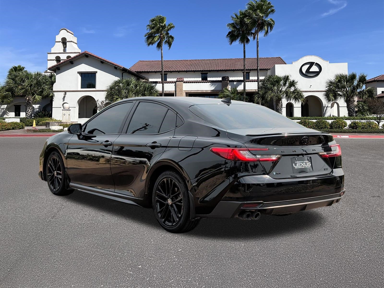 Used 2025 Toyota Camry SE w/ Convenience Package FWD image 4