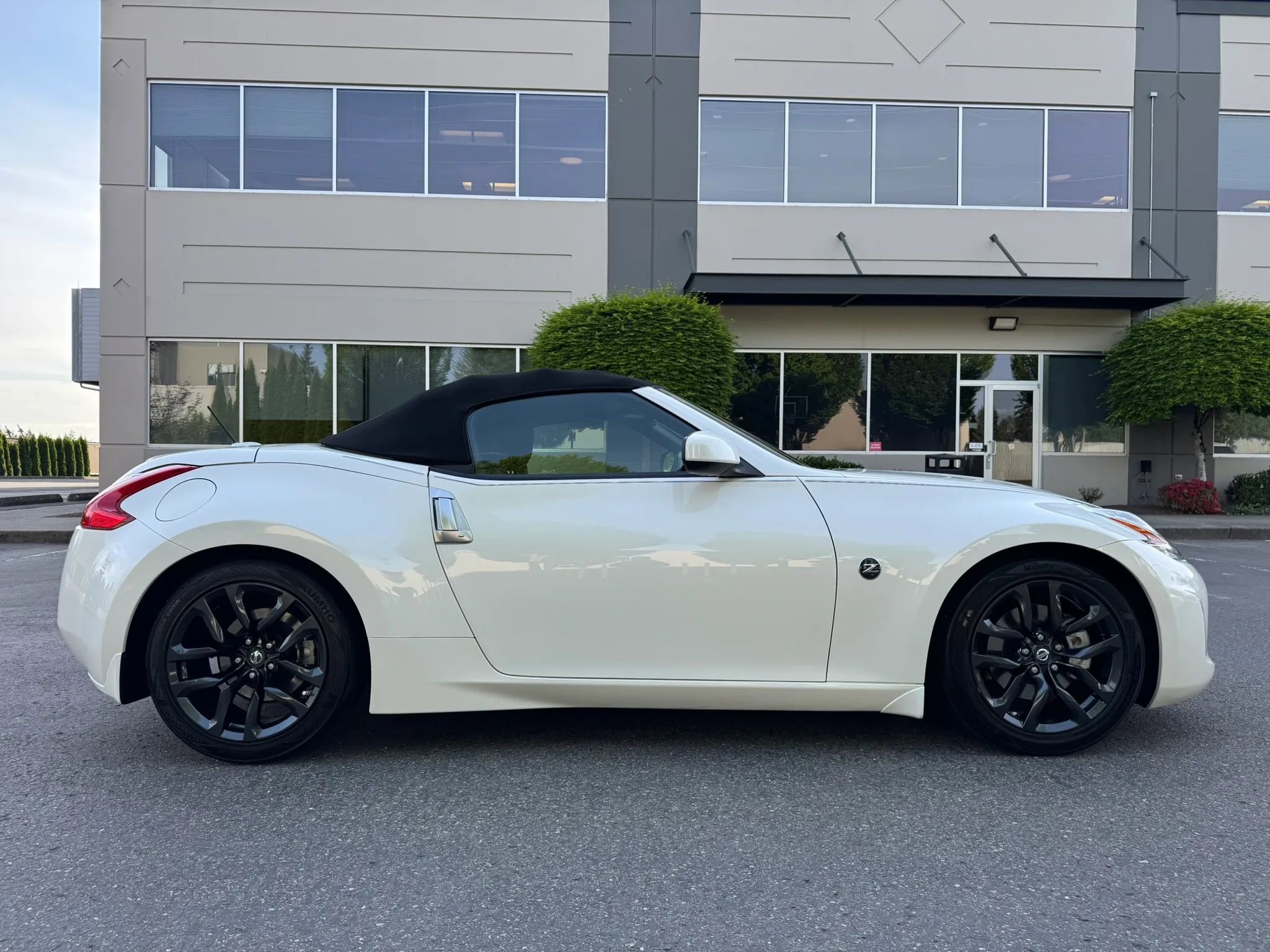 Used 2015 Nissan 370Z Roadster RWD image 12