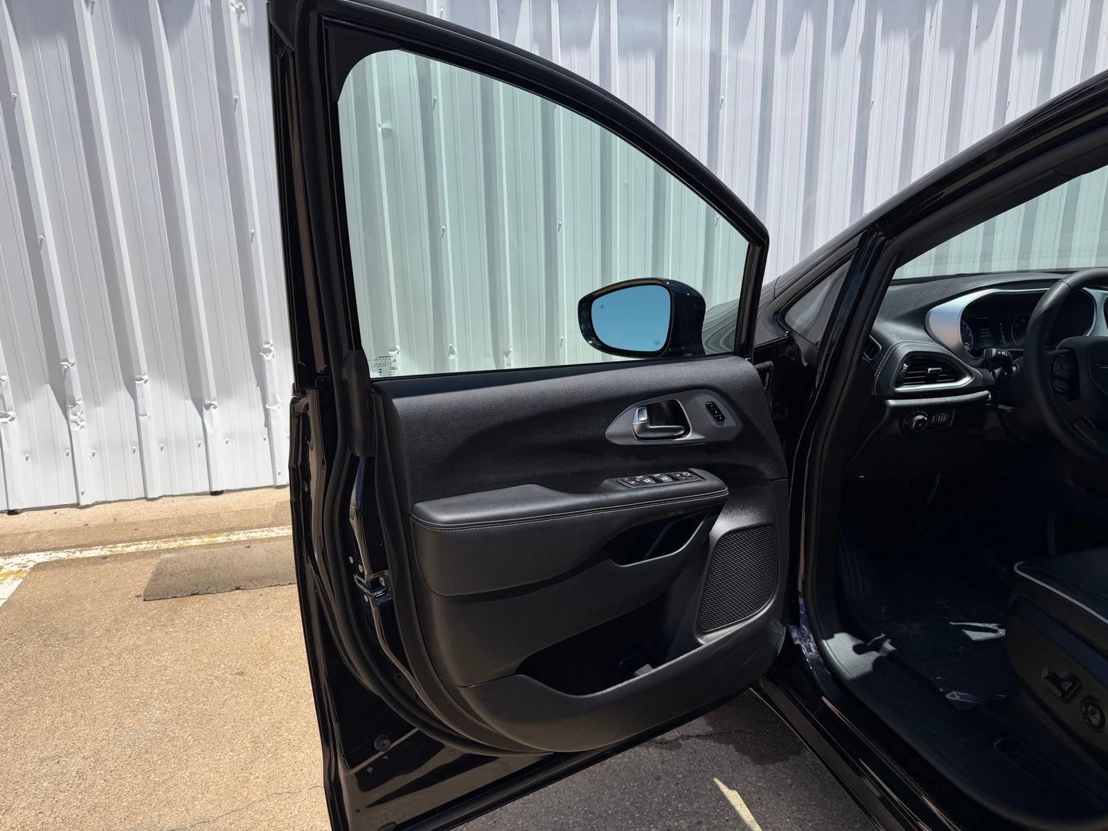 Used 2025 Chrysler Pacifica Limited FWD image 21