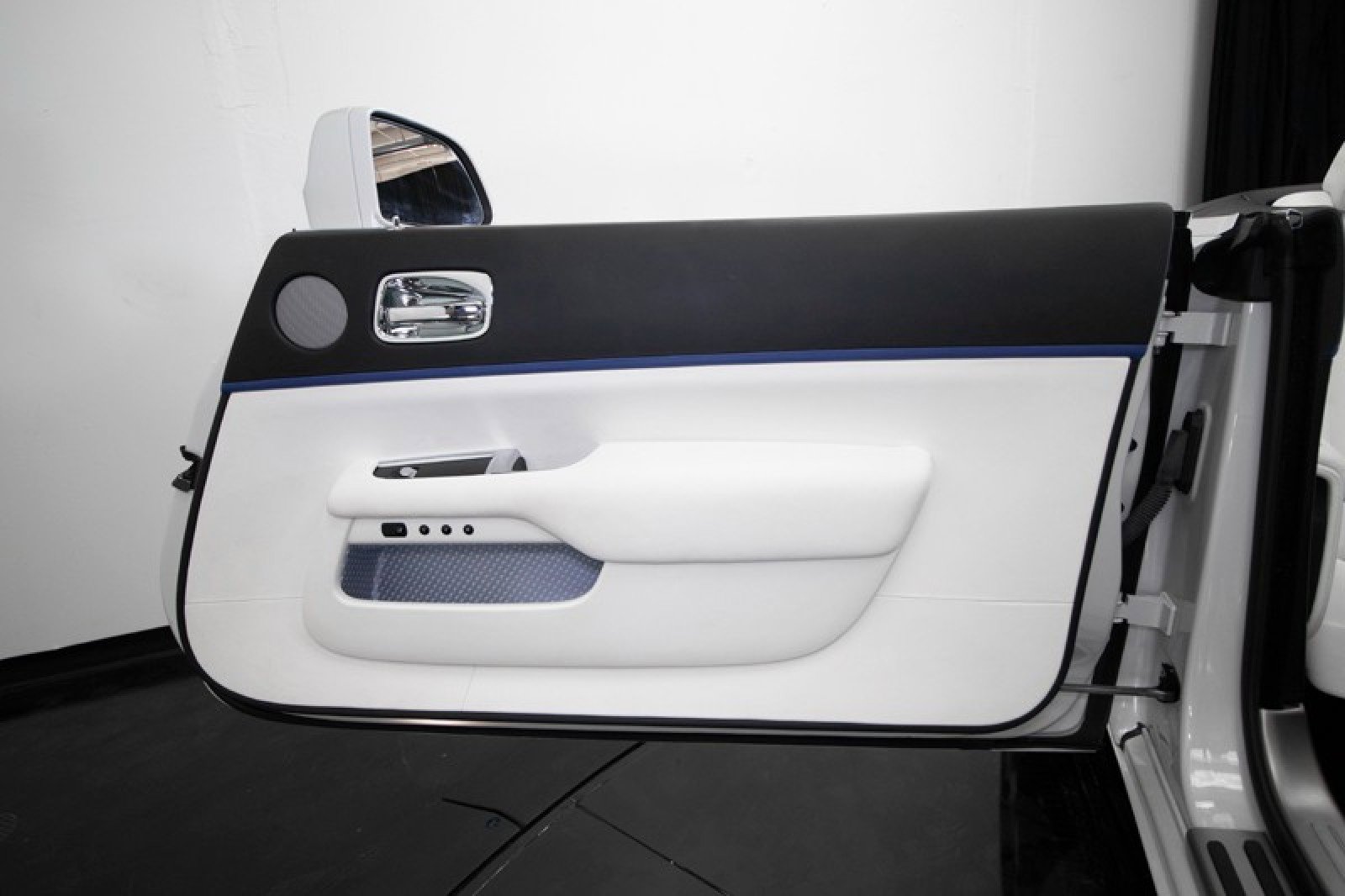 Used 2017 Rolls-Royce Dawn image 52
