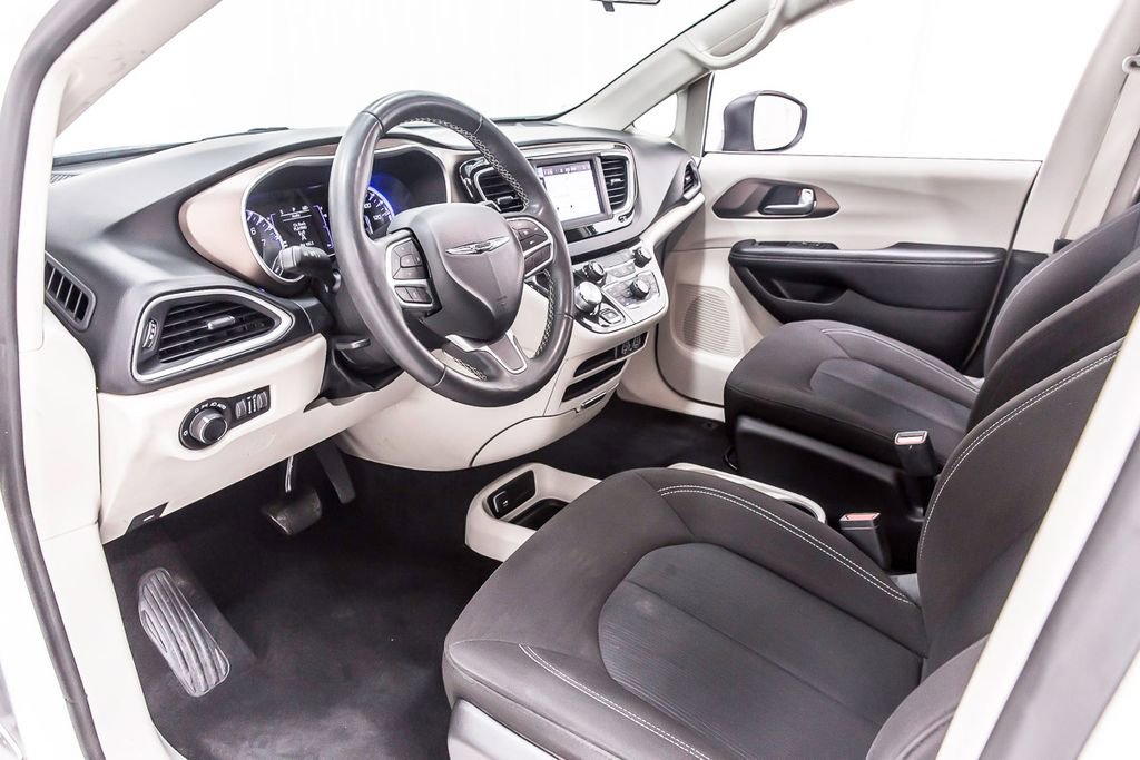 Used 2022 Chrysler Voyager LX image 27