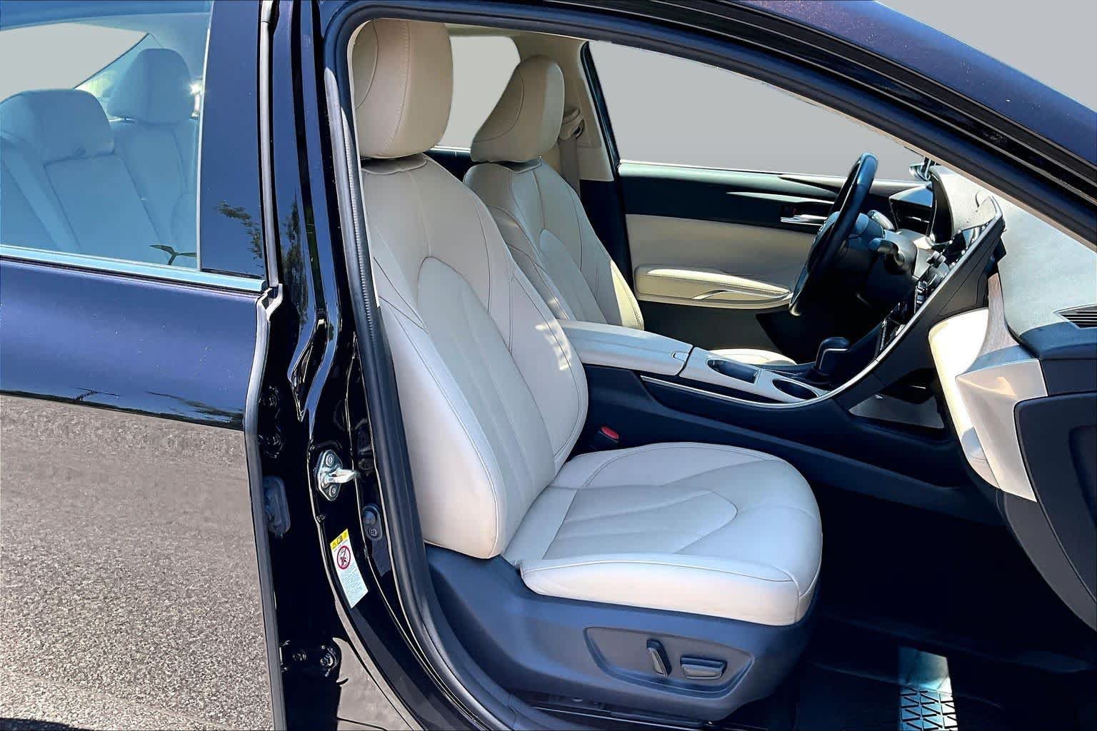 Used 2019 Toyota Avalon XLE w/ Moonroof Package FWD image 9