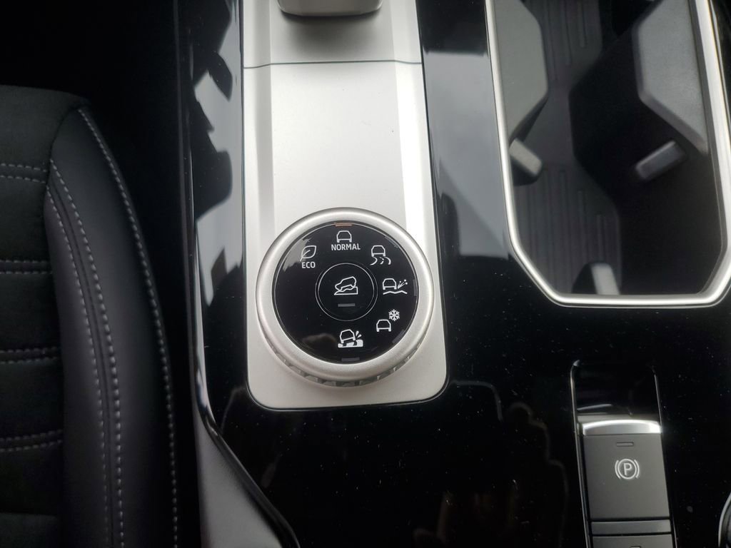 New 2026 Mitsubishi Outlander LE AWD/4WD image 32