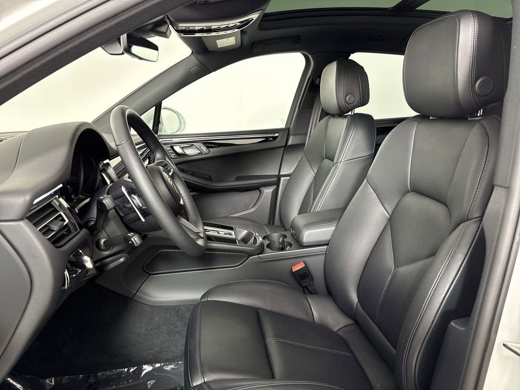 Certified 2025 Porsche Macan image 5