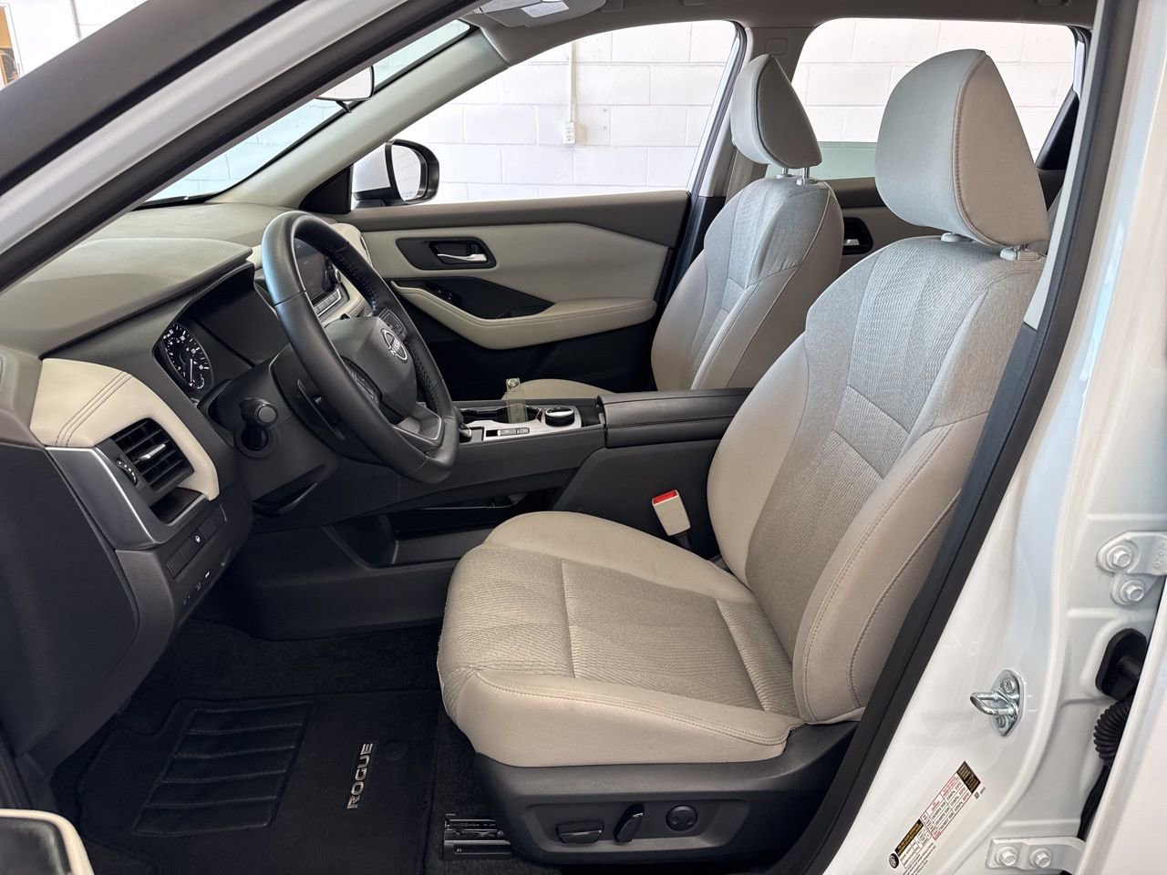 Used 2025 Nissan Rogue SV image 14