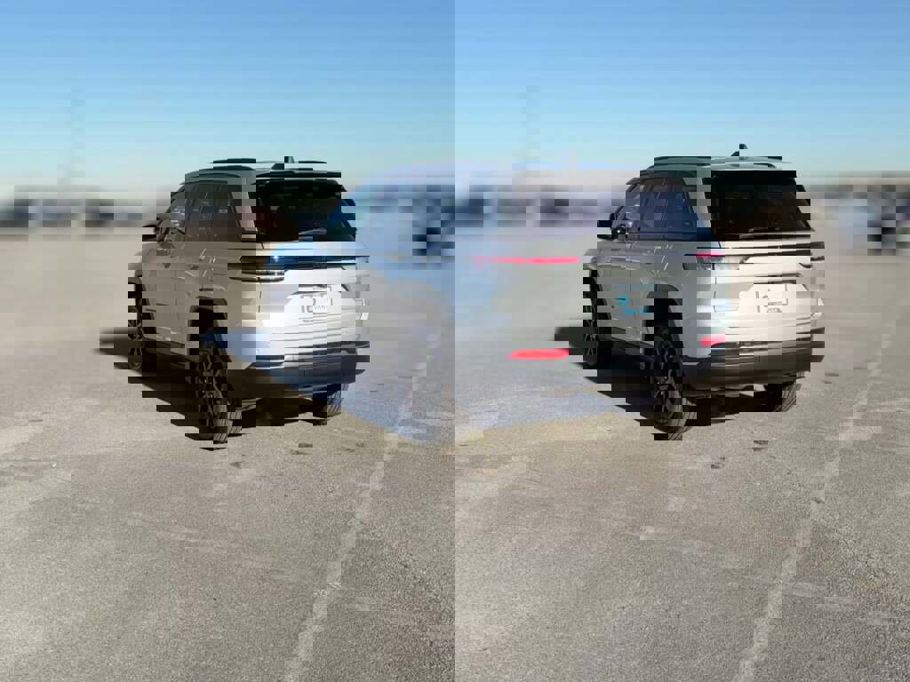 New 2026 Jeep Grand Cherokee Altitude image 9