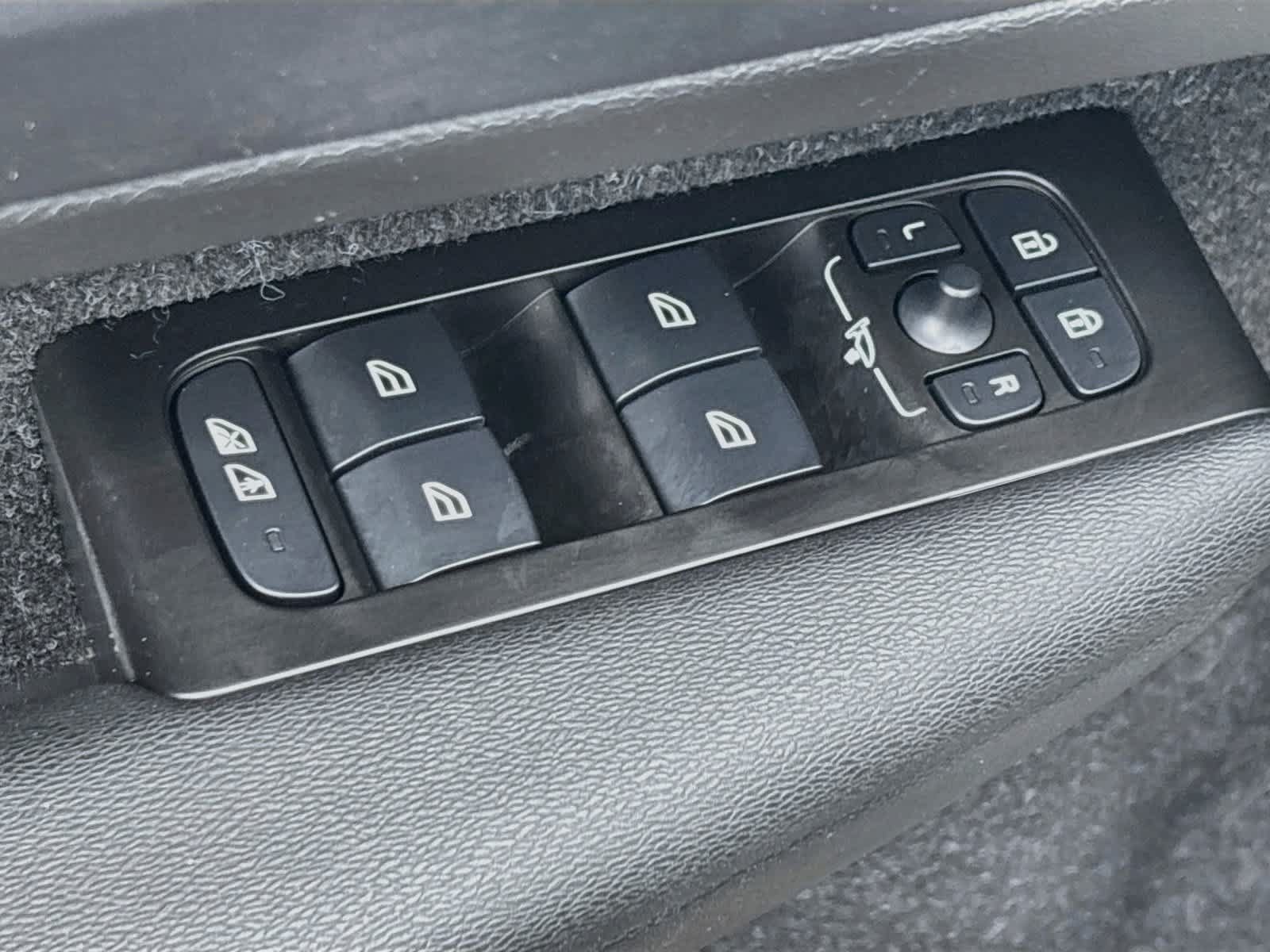 Used 2021 Volvo XC40 T5 R-Design w/ Climate Package AWD/4WD image 18