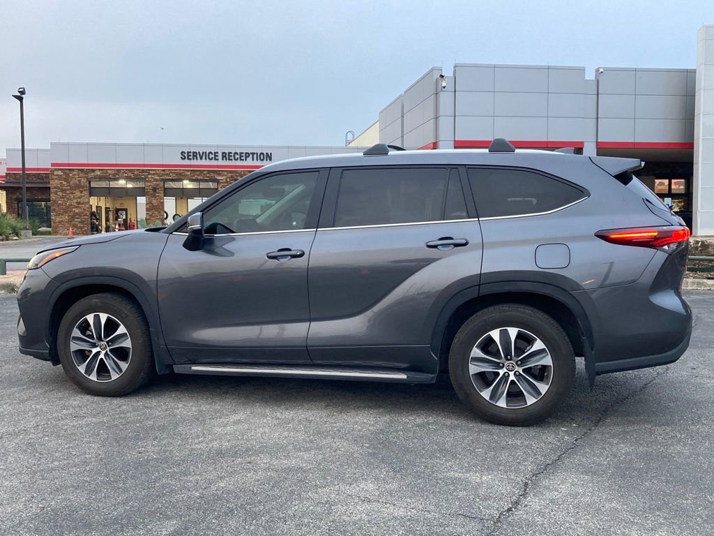 Certified 2024 Toyota Highlander XLE FWD image 8